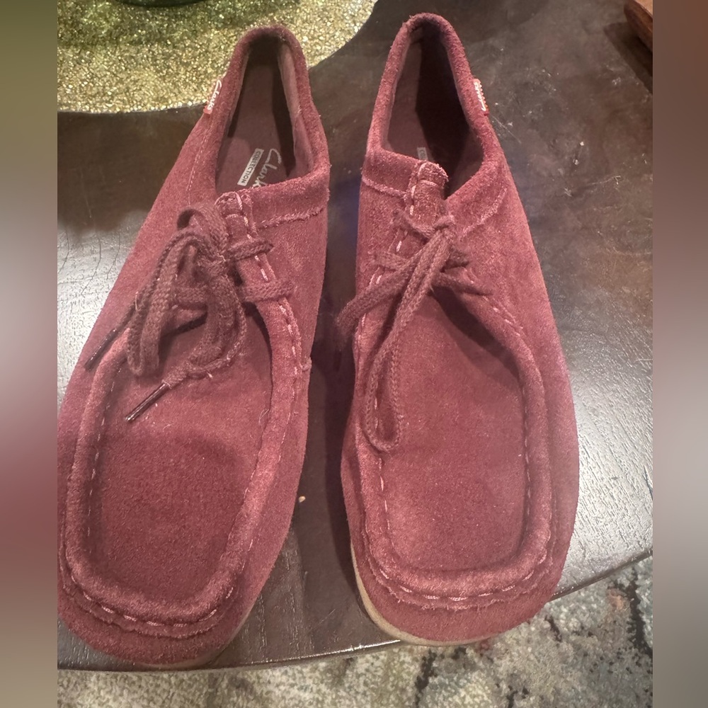 Preowned Clarks Originals Wallabees in Burgundy Suede Size 8